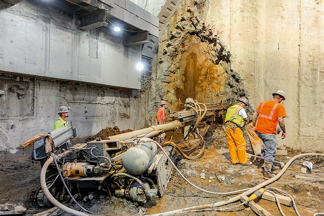 27m long AT – 139 Pipe Umbrella stabilizes the Chinatown Station Cross-Cut in San Francisco 27m long AT – 139 Pipe Umbrella stabilizes the Chinatown Station Cross-Cut in San Francisco